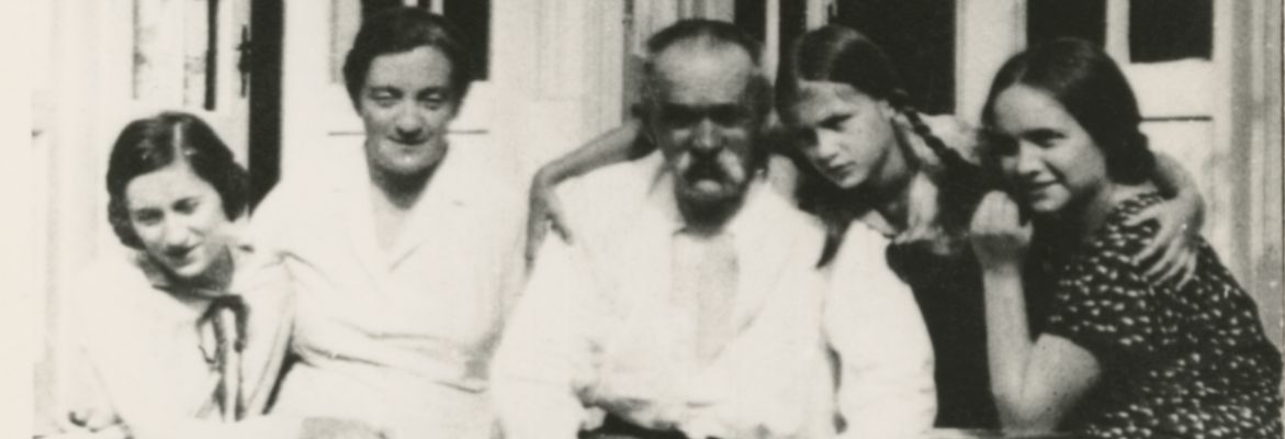 Józef Piłsudski z rodziną przed dworkiem Milusin, ok. 1926 r.