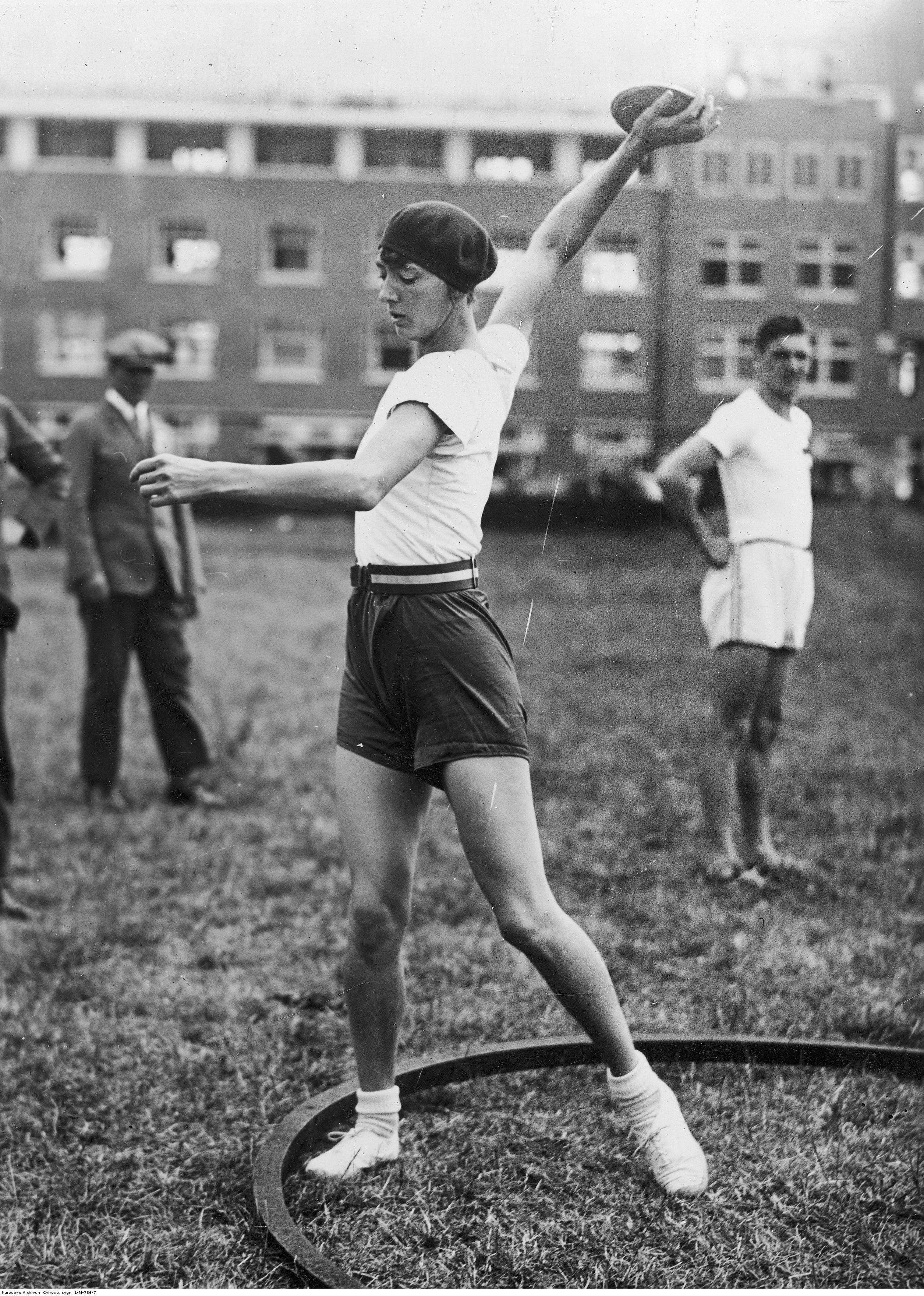 Halina Konopacka podczas rzutu dyskiem na Igrzyskach Olimpijskich w Amsterdamie w 1928 roku