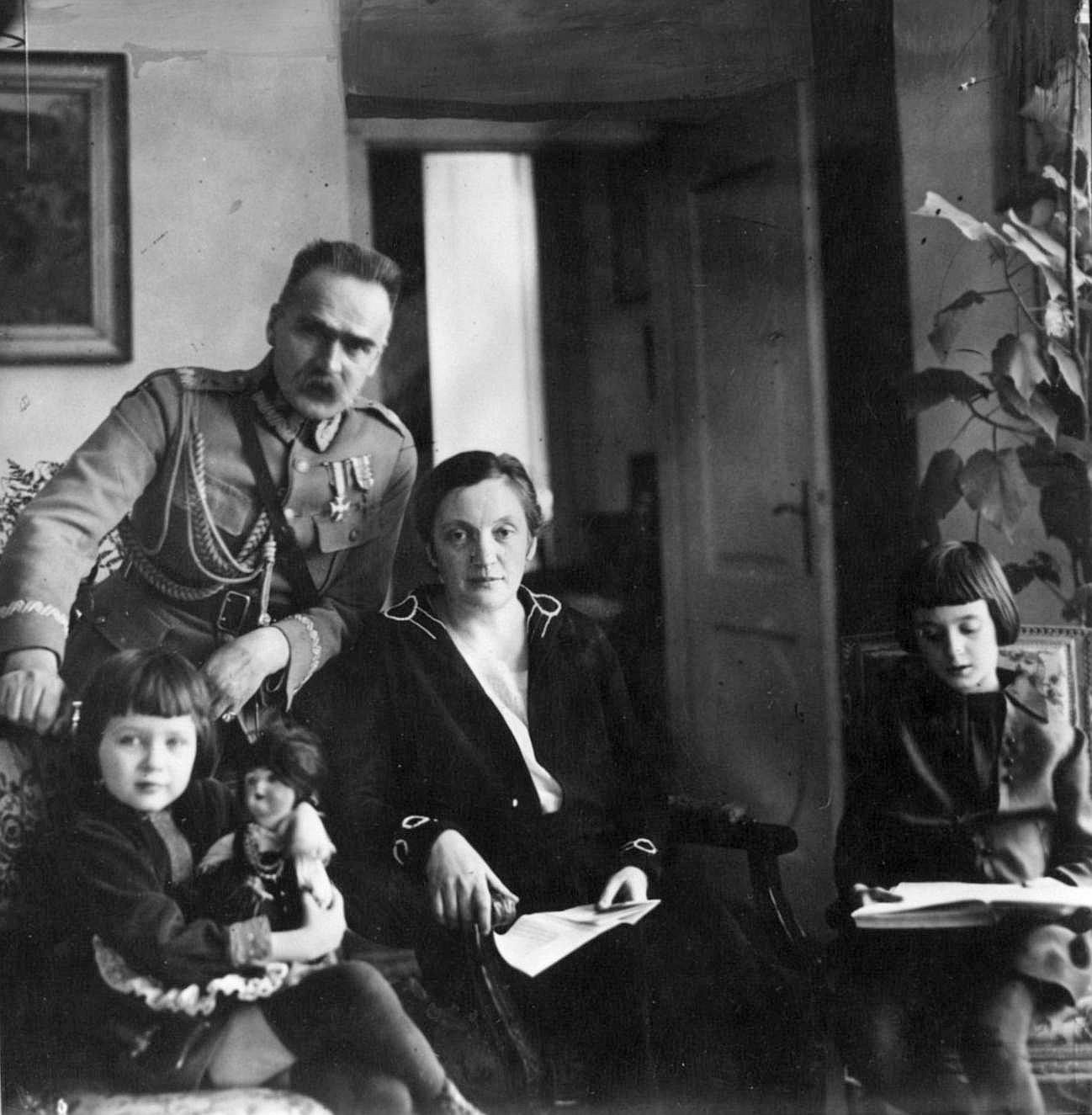 Józef Piłsudski z żoną Aleksandrą (z d. Szczerbińską) i córkami Wandą i Jadwigą