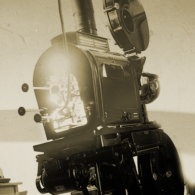 Przedwojenny projektor kinowy na archiwalnym zdjęciu