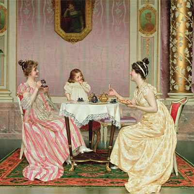 Obraz z XIX wieku przedstawiający elegancki salon, w którym przy stole zastawionym zastawą do herbaty siedzą dwie młode, ubrane w suknie kobiety i mała dziewczynka.