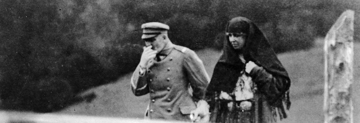 Naczelnik Państwa Józef Piłsudski na spacerze z królową Rumunii, Marią (1922)
