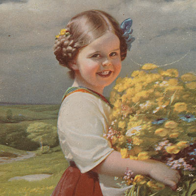 obraz z okresu międzywojennego przedstawiający około 6 letnią dziewczynkę stojącą na tle łąkowego krajobrazu, trzymającą olbrzymi bukiet żółtych kwiatów. We włosy wplecione ma kwiaty żółte i niebieskie (reprodukcja pocztówki)