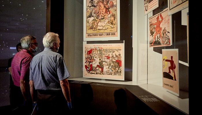MJP senioralne czwartki glowna dwóch mężczyzn o siwych włosach na wystawie stałej Muzeum