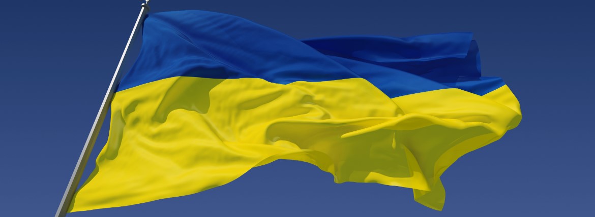 flaga Ukrainy na tle nieba