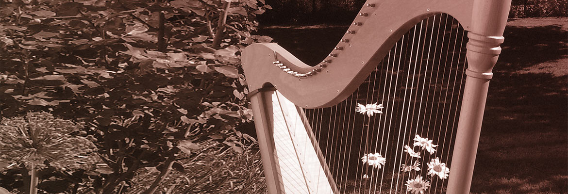 Harfa na tle ogrodu