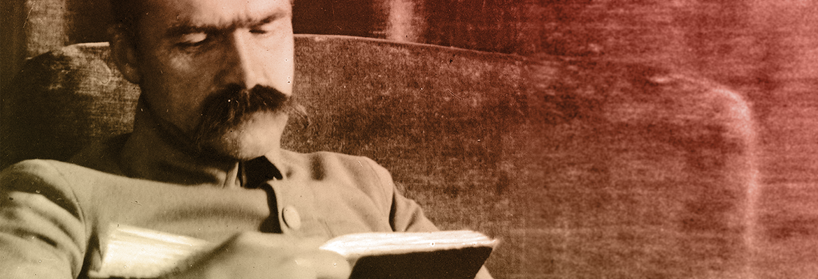 Józef Piłsudski zatopiony w lekturze książki (zdjęcie archiwalne)